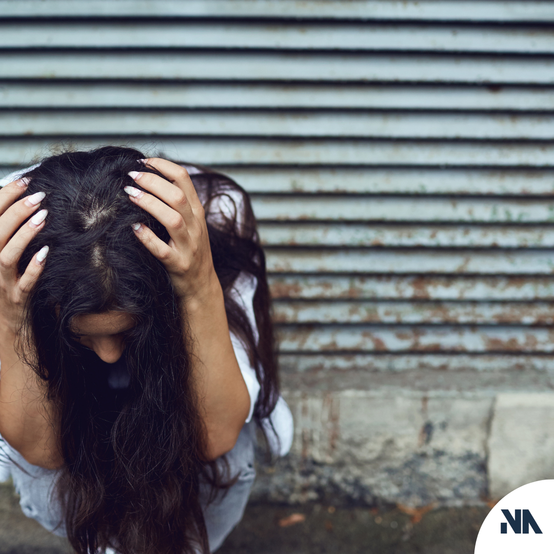 A Lei Maria da Penha é o principal instrumento jurídico brasileiro para coibir e prevenir a violência doméstica e familiar contra a mulher. Diferente de outros crimes comuns, as infrações no âmbito desta lei possuem ritos processuais específicos, onde a proteção da vítima é priorizada através de medidas urgentes e restrições severas ao agressor